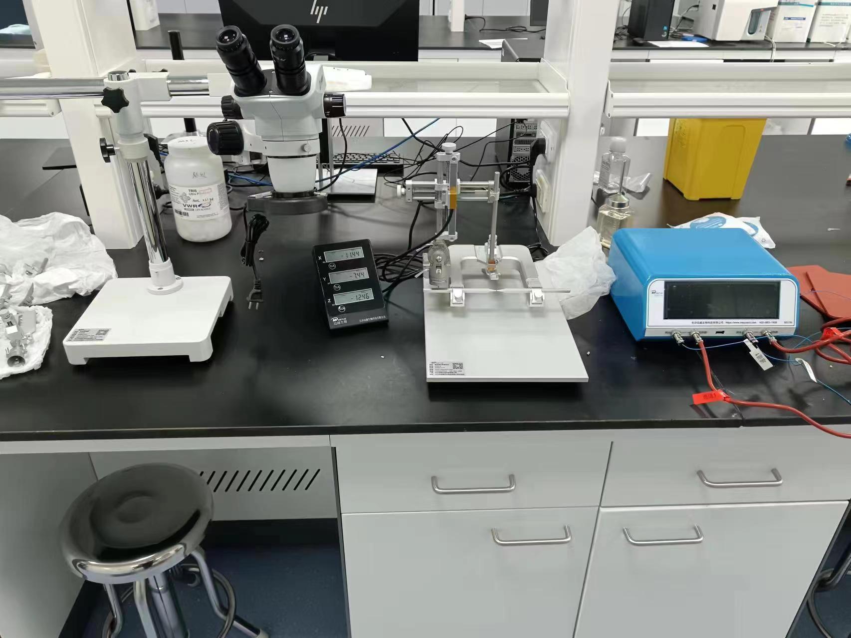 華西醫(yī)院-標(biāo)準(zhǔn)型數(shù)顯腦立體定位儀、雙通道體溫維持儀、體式顯微鏡安裝完成 